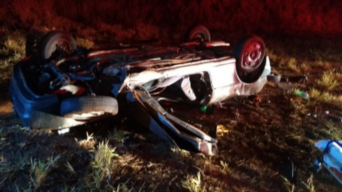 Jovens morrem após carro furtado capotar em rodovia