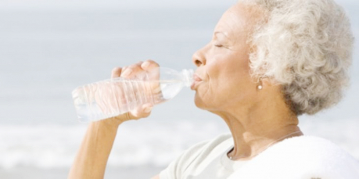 Médica Alerta para a importância de cuidar da hidratação dos idosos durante onda de calor