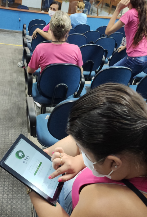 As tradicionais fichas de papel usadas pelos agentes comunitários de saúde foram substituídas por modernos tablets