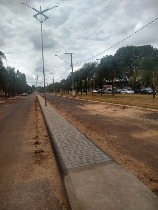 A obra conta com a construção de canteiro central com guias de sarjeta e calçamento de pisos intertravados