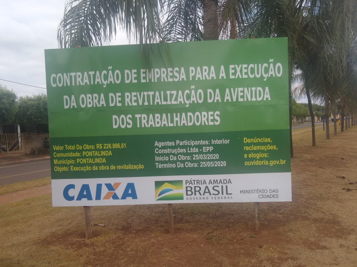 Placa com os dados sobre a Contratação de Empresa para Execução da Obra
