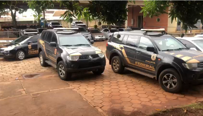 Cerca de 40 policiais federais cumpriram seis mandados de prisão temporária (com duração de cinco dias) e sete mandados de busca e apreensão nas cidades de Jales, Urânia e Lins