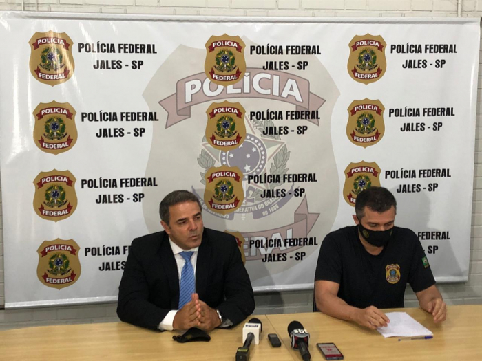 DPF Jackson Goncalves, atual chefe de Jales e DPF Cristiano Pádua da Silva, ex-chefe da PF em JALES e atual chefe da PF em São José do Rio Preto durante coletiva