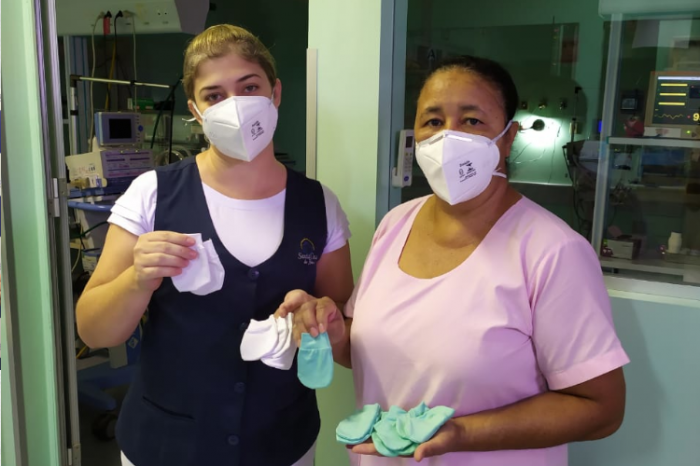 Colaboradora da Santa Casa de Jales confecciona luvas para bebês da UTI Neonatal