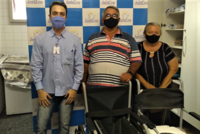 Moradores de Mesópolis trouxeram uma cadeira de rodas e uma cadeira de banho