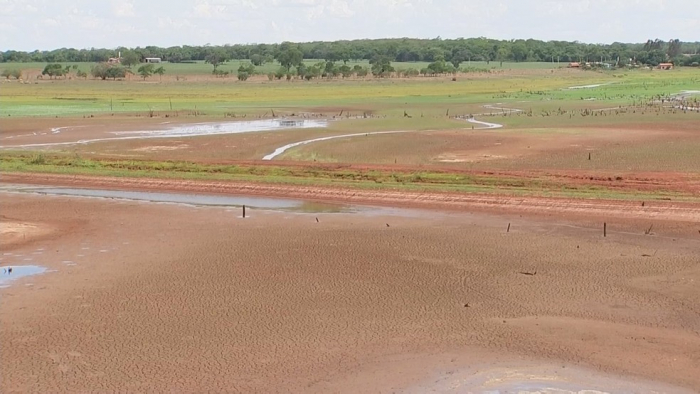 Estiagem baixa nível de córrego e revela ponte submersa na região