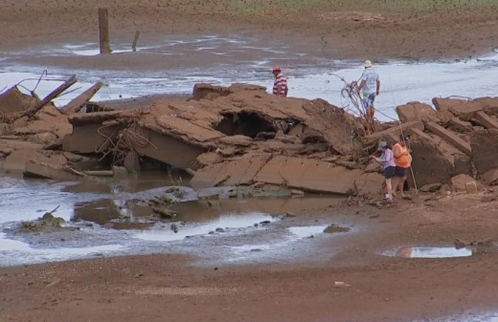 Pescadores tentam pegar peixe ao lado de restos de antiga ponte em Mira Estrela — Foto: Reprodução/TV TEM