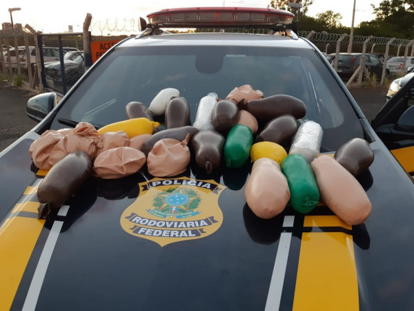 Mulher é presa transportando cocaína na BR-153
