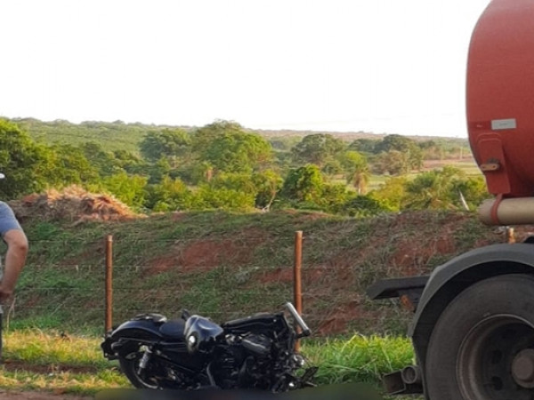 Motocicleta destruída após acidente - Foto: Reprodução