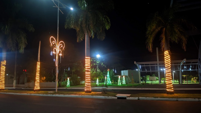 Avenida João Amadeu iluminada pela decoração natalina