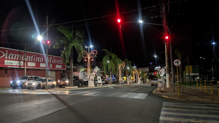 Avenida JoãFrancisco Jalles iluminada pela decoração natalina