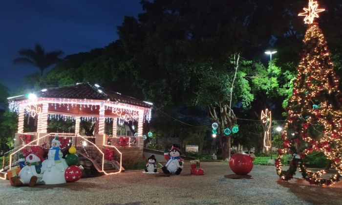 No período noturno, os enfeites chamam ainda mais atenção pela iluminação