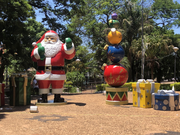 Todo ano, a prefeitura de Jales trabalha suas peças em espaços diferentes. Neste, o grande Papai Noel ficou junto aos enfeites próximos ao coreto