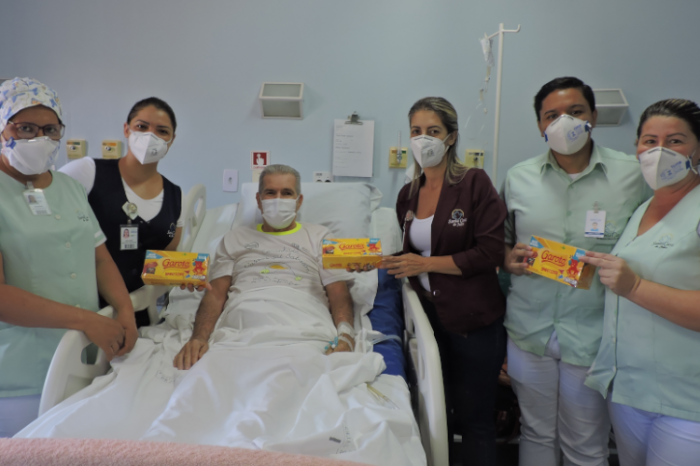 Equipe de enfermagem da Santa Casa de Jales junto ao José Pilar Gasques, que os presenteou com caixas de bombons