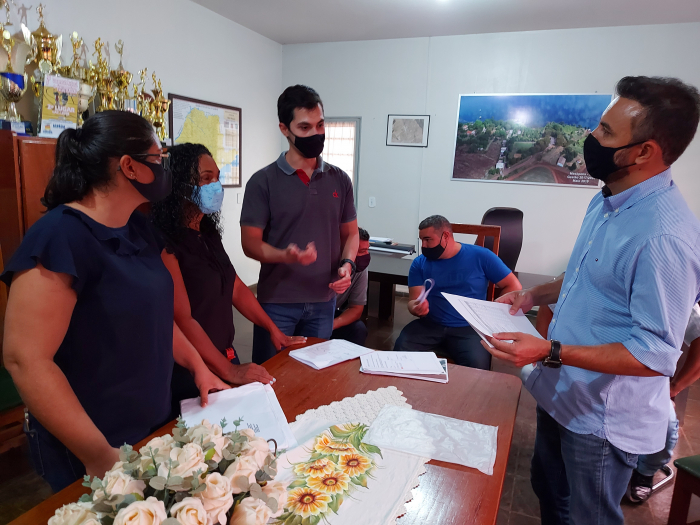 Deputado Alexandre Pereira recebe dos funcionários o projeto do barracão da cooperativa de reciclagem