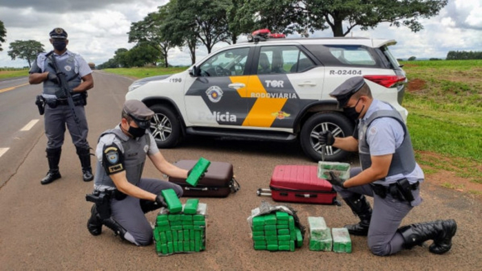 Dupla é presa ao ser flagrada com tijolos de maconha dentro de ônibus