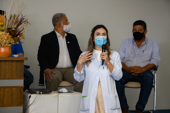 A dermatologista da Unidade de Prevenção do HA Fernandópolis, Dra. Gabriela Maximo, explica que o equipamento tem a função de documentar a pele e as lesões individuais ao longo do tempo e identificar alterações patológicas o mais cedo possível