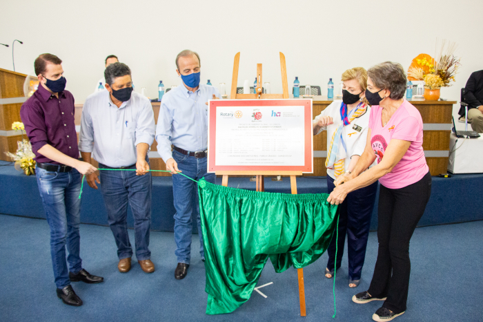 O descerramento da placa foi realizado pelos representantes das entidades, o presidente do Rotary Club de Fernandópolis, Eduardo Guarnieri, Comunidade Santo Reis, Presidente do Hospital de Amor, Henrique Prata, Governadora do Distrito 4480, Lourdinha Serp