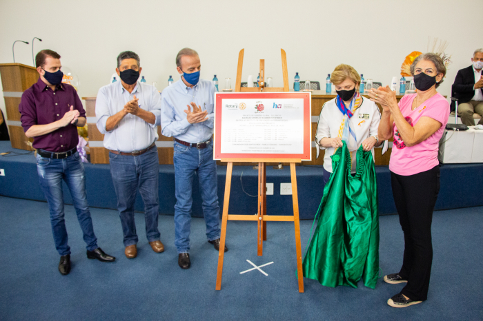 O descerramento da placa foi realizado pelos representantes das entidades, o presidente do Rotary Club de Fernandópolis, Eduardo Guarnieri, Comunidade Santo Reis, Presidente do Hospital de Amor, Henrique Prata, Governadora do Distrito 4480, Lourdinha Serp
