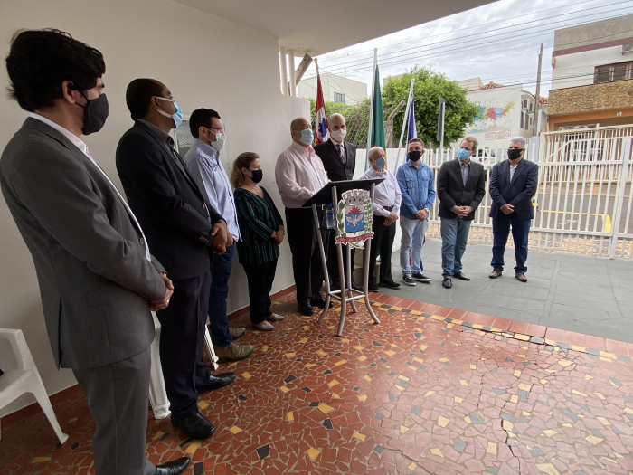 O prefeito Flá, em função da proximidade do vice-prefeito Garça com a família homenageada, passou a palavra ao vice que também ficou muito emocionado ao discursar
