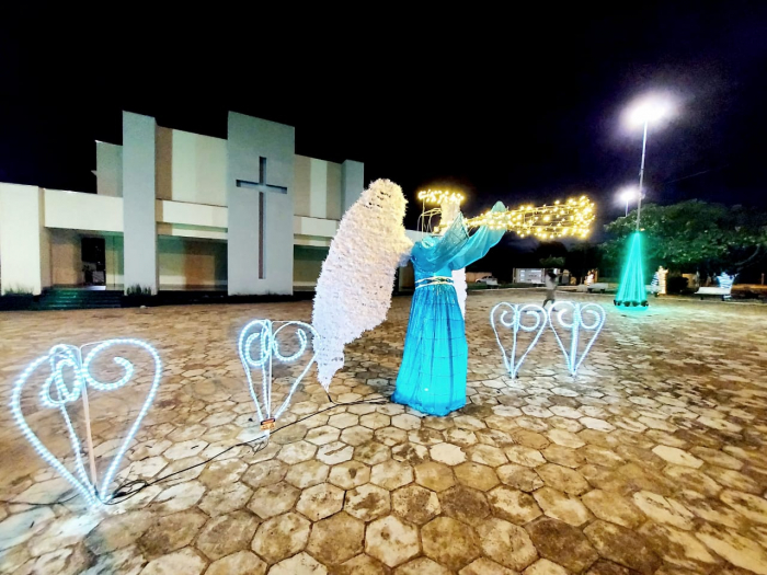A Praça da Igreja Nossa Senhora de Fátima também ganhou decoração especial