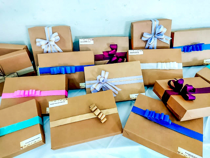 As caixas de presentes foram enfeitadas pela equipe Social em Ação