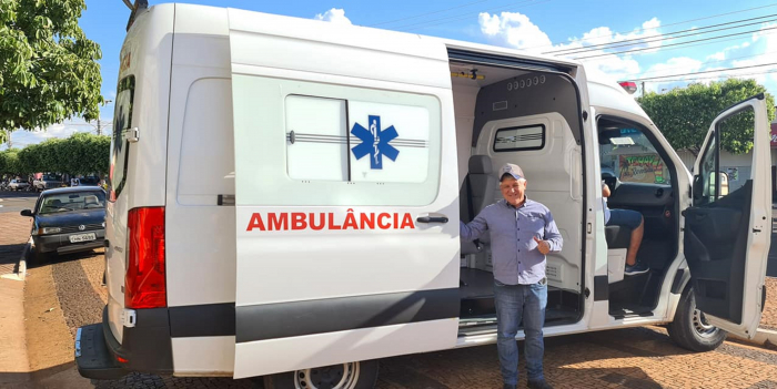 O atual prefeito do Município, Vanderci Novelli, o “Tuquinha” ao lado da nova aquisição