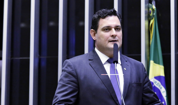 Vacinação não será obrigatória, precisará de autorização e deve incluir vacina chinesa, afirma deputado