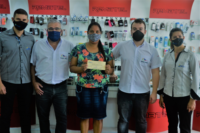 Beatriz recebendo o prêmio das equipes da ACIJ e da loja Rematel