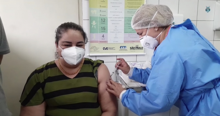 Emocionada, Adriana tomou a primeira dose do imunizante