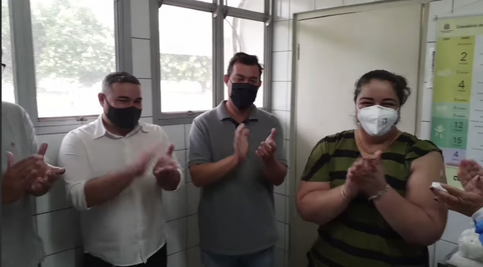O prefeito Gerson Formigoni, o vice Gene Almeida e demais autoridades presentes comemoraram o ato