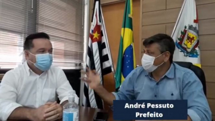 Secretário de Saúde Ivan Veronesi e o prefeito André Pessuto durante vídeo postado nas redes sociais