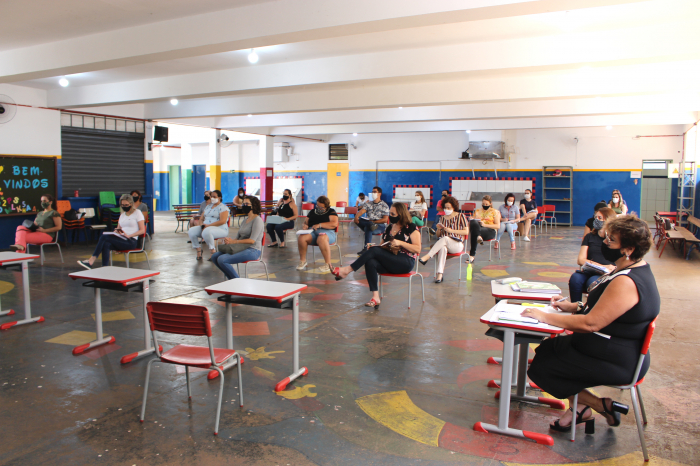 A secretária Adriana Campos se reuniu com profissionais da Educação no dia 19, na escola municipal Professora Elza Pirro Viana