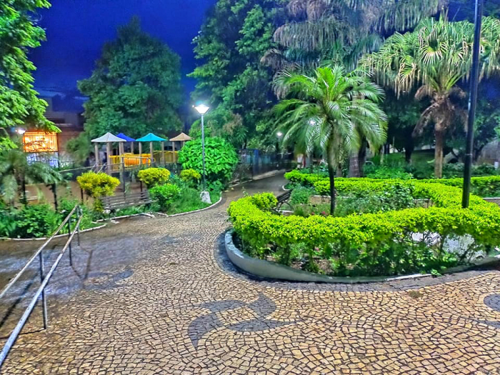 A Praça João Mariano de Freitas após a troca de lâmpadas