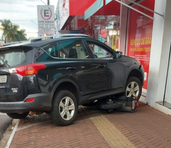 Motorista que bateu em motos e invadiu calçada no centro de Jales não tem CNH