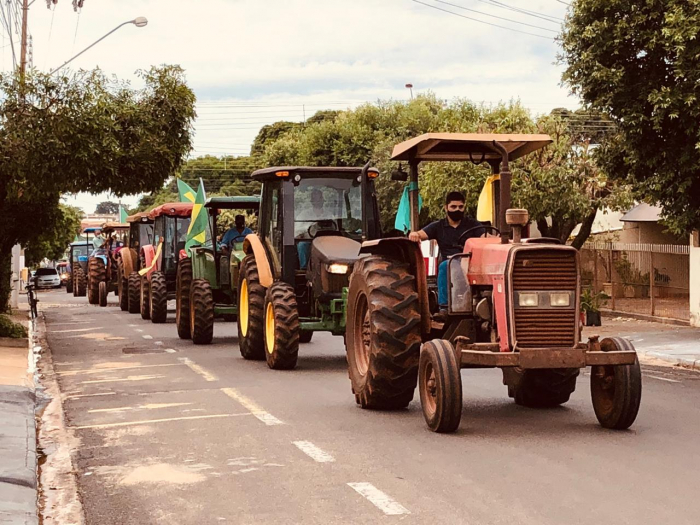 Produtores rurais fazem 'tratoraço' contra aumento do ICMS de insumos agrícolas