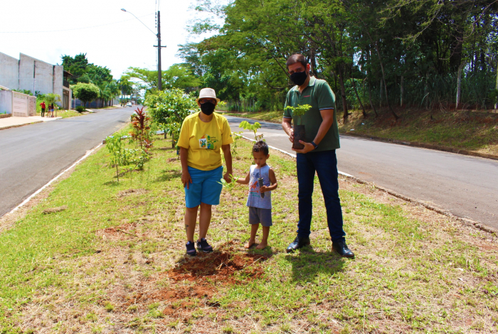 A idealizadora do projeto, vereadora Andrea Moreto e o secretário de Comunicação, Douglas Zílio, que representou a prefeitura, ao lado do pequeno Érick, durante o plantio de mudas na Avenida José Rodrigues