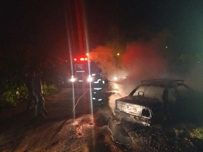 Homem que despejou cola de sapateiro em esposa tem carro incendiado por populares