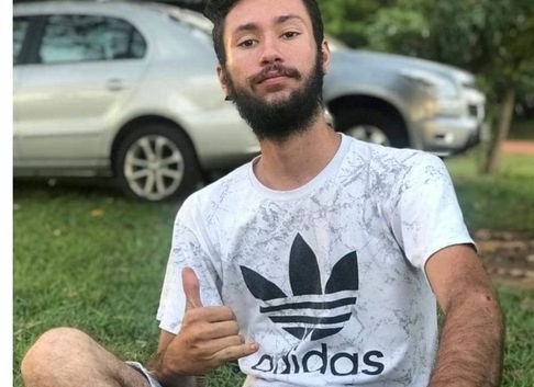 Motociclista morre após colisão com placa de sinalização