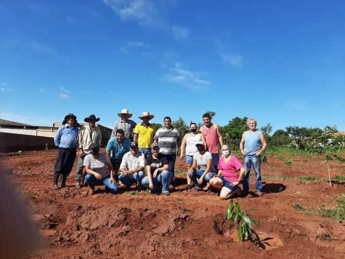Prefeito, gestora ambiental e voluntários iniciam plantio de árvores em área verde em Aspásia