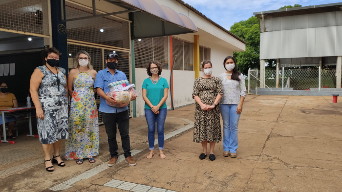 Pais e responsáveis estão retirando o kit merenda nas unidades de ensino da rede municipal