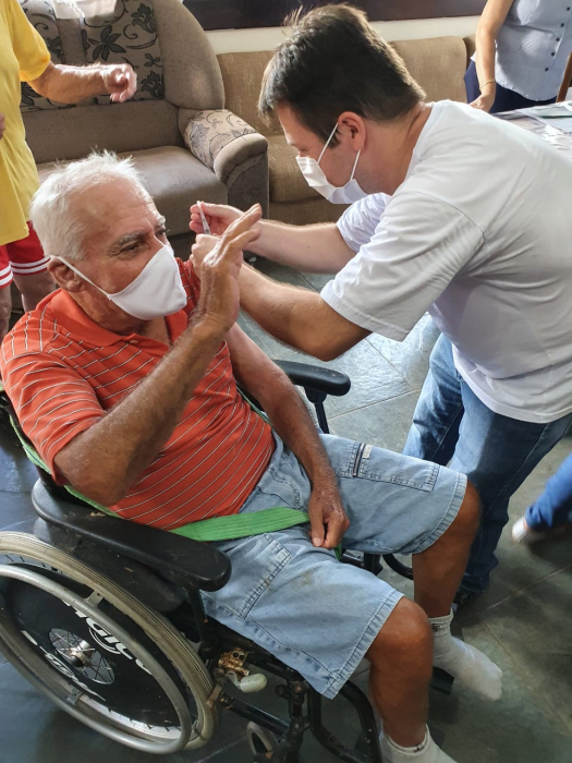 Idosos recebem primeira dose da vacina contra Covid-19