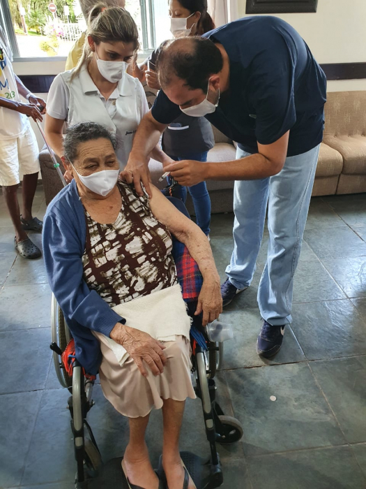 Idosos recebem primeira dose da vacina contra Covid-19