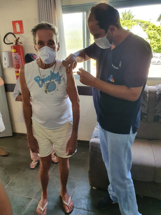 Idosos recebem primeira dose da vacina contra Covid-19