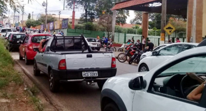 Em Fernandópolis, manifestantes protestam contra fechamento do comércio