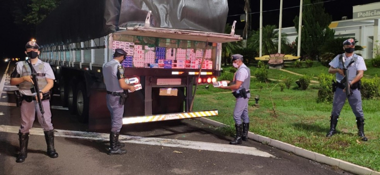 Motorista é preso após ser flagrado com caixas de cigarros contrabandeados na região