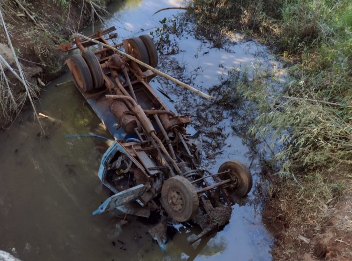Caminhão da prefeitura de Santa Rita D'Oeste cai de ponte na Vicinal Ítalo Biani após perder o controle
