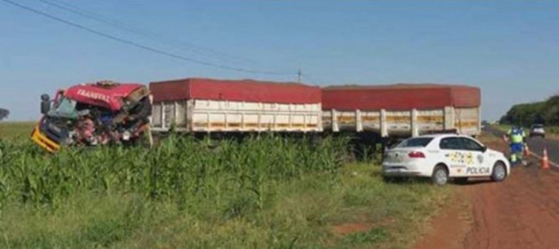 Caminhoneiro morre em acidente entre duas carretas em Ouroeste