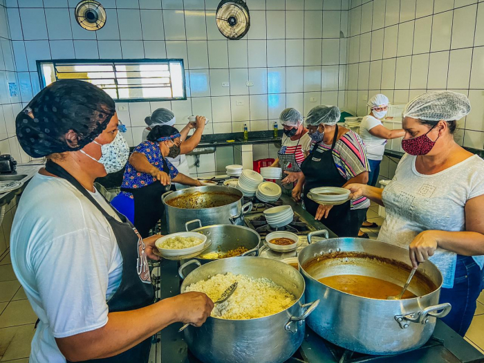 Escolas municipais de Urânia entregam refeições aos alunos