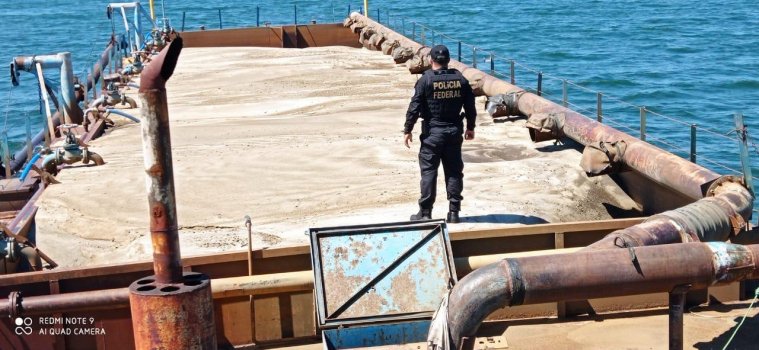 Estima-se que mais de mil e quinhentas toneladas de areia foram extraídas ilegalmente somente na data da apreensão